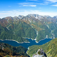 針ノ木岳山頂から望む立山連峰の雄大な山並みの写真