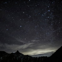 槍ヶ岳と星空（飛騨山脈南部）の夜景 天の川と星座の写真