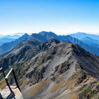 槍ヶ岳山頂からの絶景、飛騨山脈の連なる山々と稜線の写真