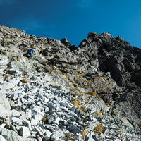 槍ヶ岳山頂へ至る岩場を登る登山者（飛騨山脈）の写真