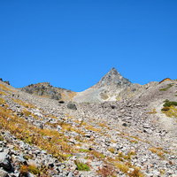 槍沢から見上げる槍ヶ岳のガレ場と稜線（飛騨山脈）の写真