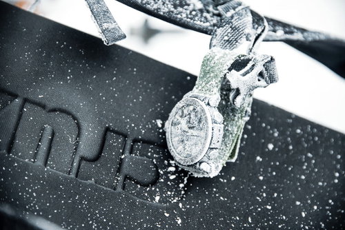 凍結して霜が付いて文字が読めない腕時計のクローズアップ