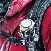 冬登山中に霜が付いた腕時計の写真