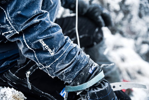 雪山ウェアの袖に張り付く白い霜