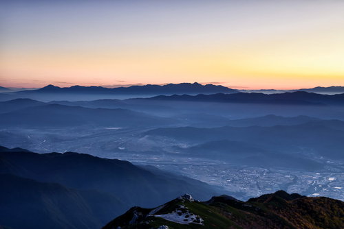 眼下に広がる伊那市の街並みと朝焼けに染まる八ヶ岳