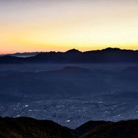 朝焼けに染まる甲斐駒ヶ岳と赤石山脈の山並みの写真
