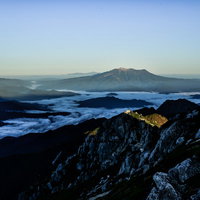 朝日に照らされた御嶽山の山頂と雲海の絶景の写真