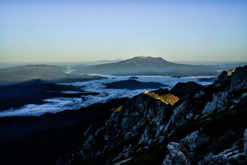 朝日に照らされた御嶽山の山頂と雲海の絶景