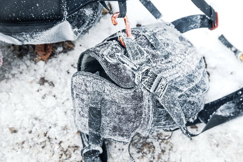 寒さで凍て付くカメラバッグに積もる霜と氷