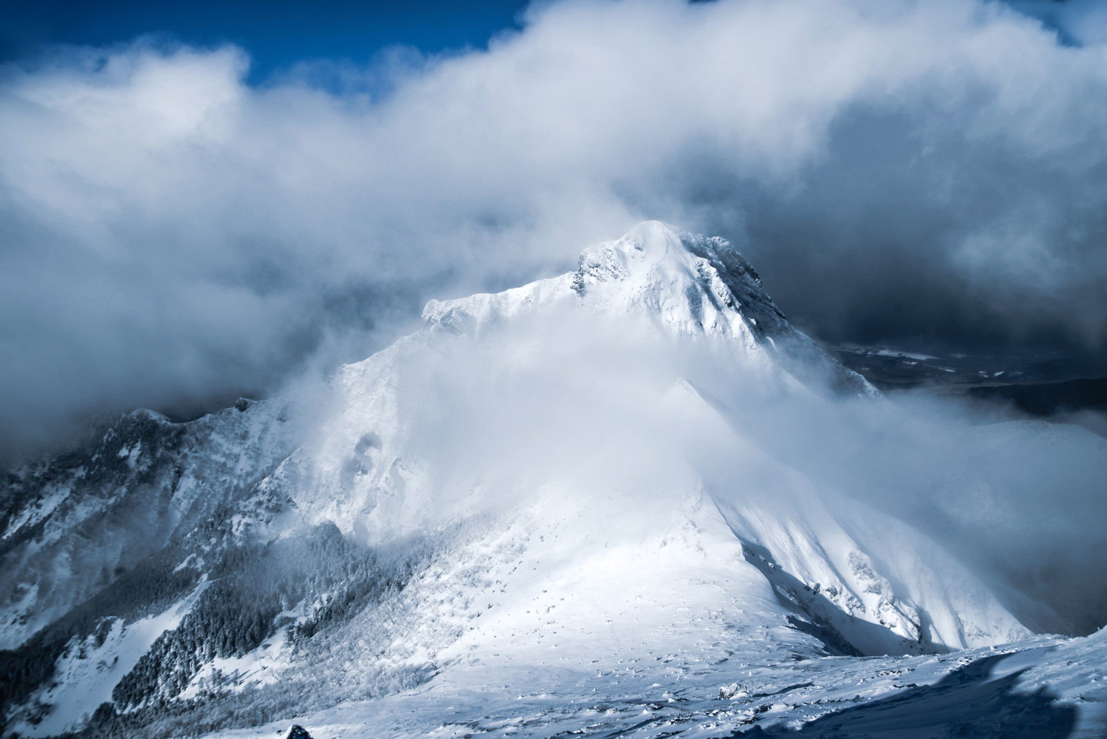 降雪直後の阿弥陀岳、雲に覆われた雪化粧の山頂の写真素材 - フリー