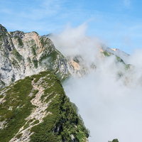不帰キレット1峰とガスに呑まれる白馬三山の尾根の写真