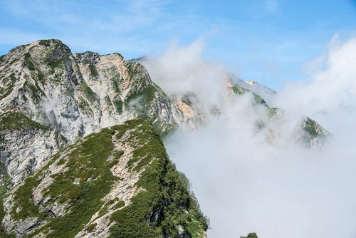 不帰キレット1峰とガスに呑まれる白馬三山の尾根