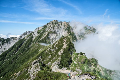 不帰キレットの1峰への登り返し、ガスが立ち込める岩稜尾根