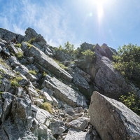 不帰キレット、2峰から1峰への核心部を登る登山者の写真