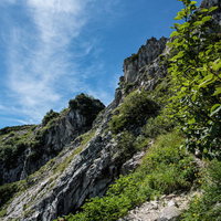 不帰キレット2峰からの急な鎖場と岩壁の登山道の写真