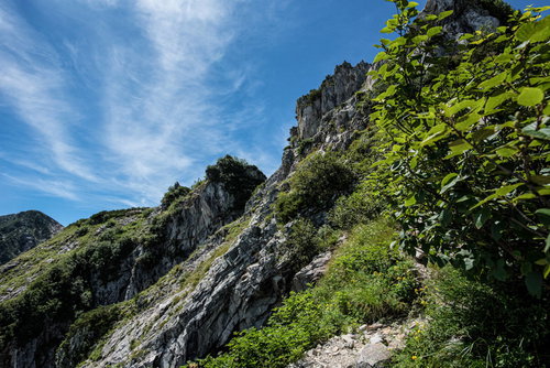 不帰キレット2峰からの急な鎖場と岩壁の登山道