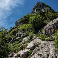 不帰キレット、2峰から続く鎖場、岩場での登山道の写真