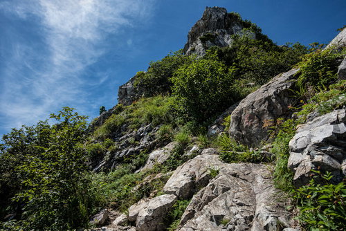 不帰キレット、2峰から続く鎖場、岩場での登山道