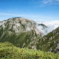 2峰から望む不帰キレットの核心部・険しい岩稜の尾根の写真