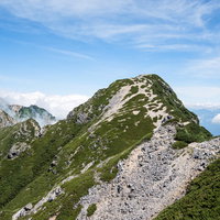 不帰キレット、2峰へ続く緩やかな登り道と青空の写真