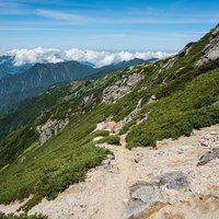 2峰への比較的緩やかな巻道（不帰キレット）の登山道の写真