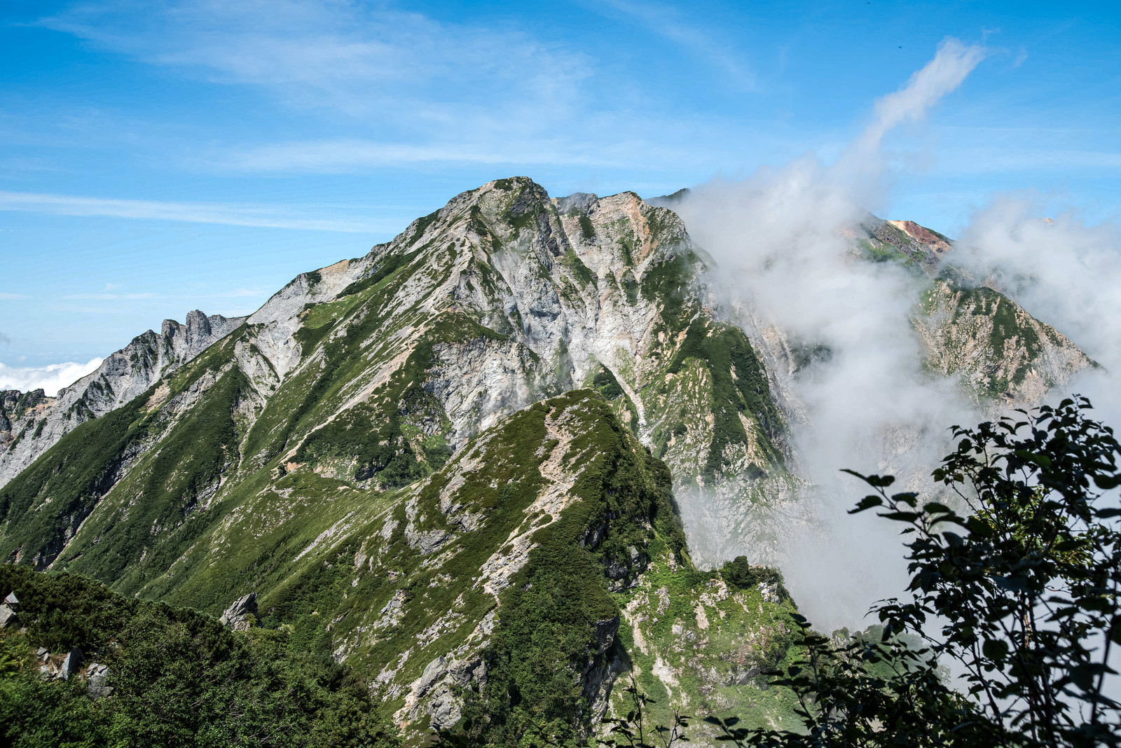 険しい岩稜が連なる不帰キレットと天狗の大下りの山岳風景
