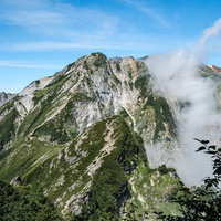 2峰を超えた辺りから見る不帰キレットと天狗の大下りの岩稜の写真