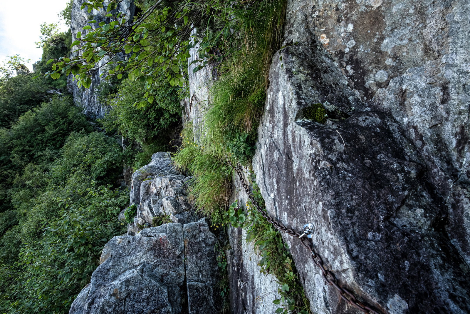 不帰キレット2峰直下の急峻な岩壁に設置された鎖場