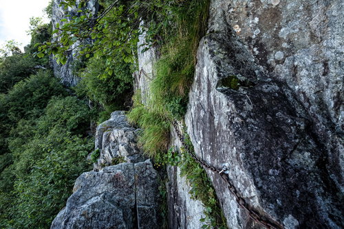不帰キレット2峰直下の高度感のある鎖場、垂直に近い岩肌の難所ルート