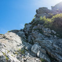 不帰キレット2峰付近の絶壁に設置された鎖場ルートの写真