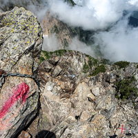 不帰キレット2峰北峰からの鎖場核心部、赤い印が付く険しい岩壁の写真