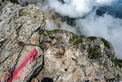 不帰キレット2峰北峰からの鎖場核心部、赤い印が付く険しい岩壁