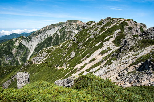 不帰キレットの3峰から2峰への岩稜縦走路