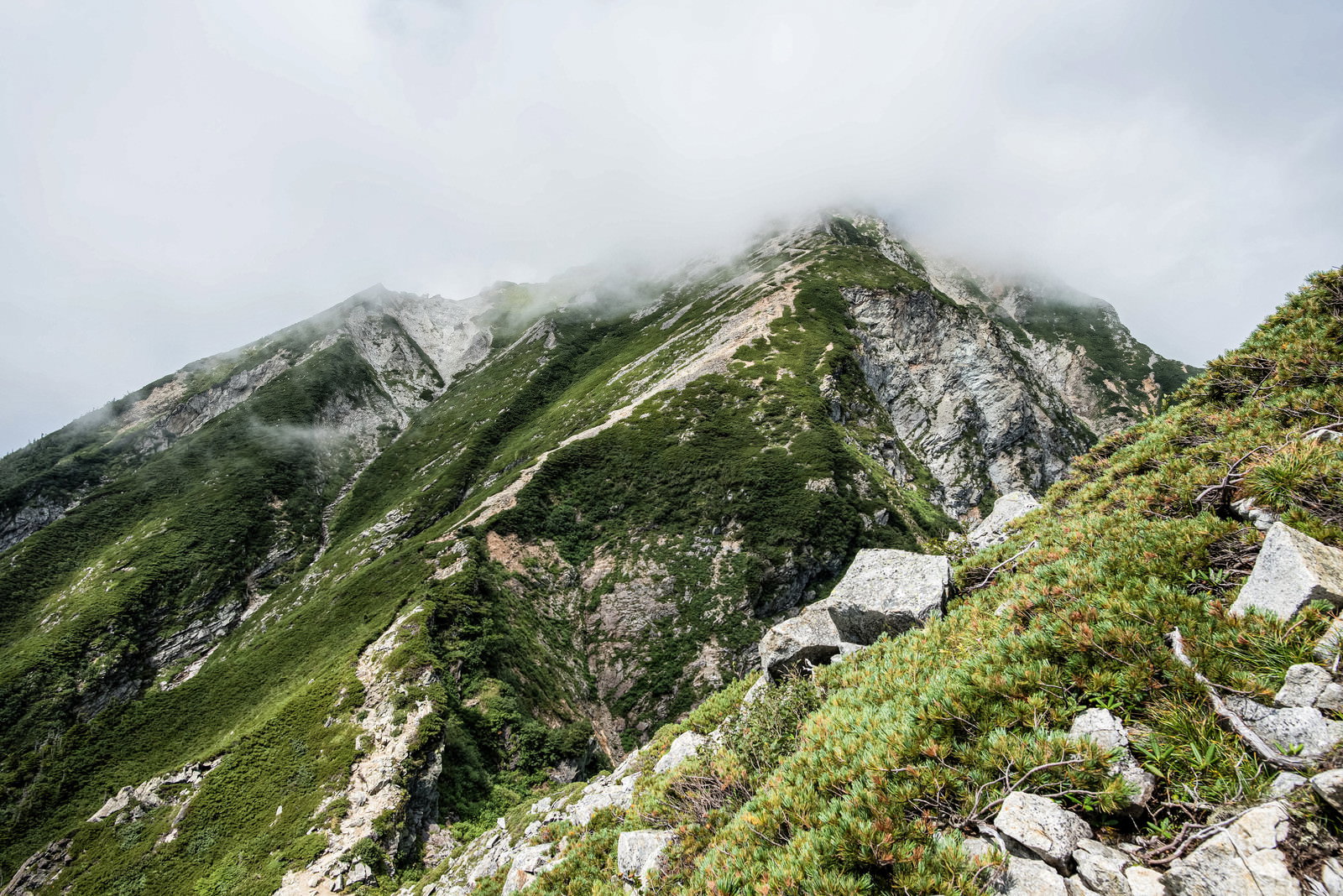ガスに包まれた天狗の大下りの険しいガレ場と稜線