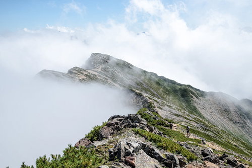 ガスに包まれ始める天狗背稜の登山者たち