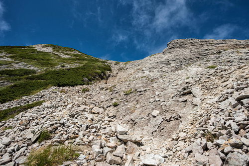 不帰キレットの天狗の大下り、白い石灰岩のザレ場が広がる急斜面