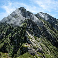 一峰から見る不帰キレットの二峰核心部と岩稜帯の景観の写真