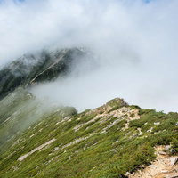 一峰から天狗の大下りへ続く不帰キレットの登山道の写真