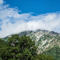 不帰キレット付近で雲に呑まれる白馬岳の山頂風景の写真