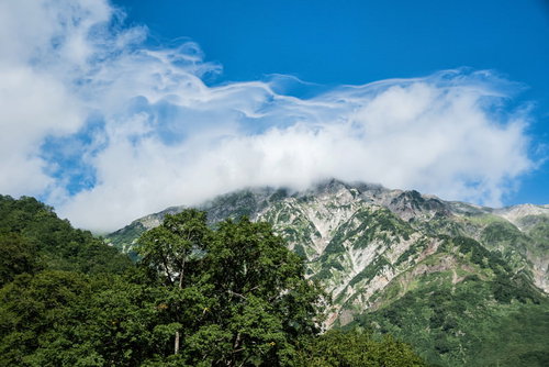 不帰キレット付近で雲に呑まれる白馬岳の山頂風景