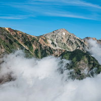 雲の切れ間から見える白馬鑓ヶ岳と不帰キレットの写真