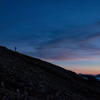 不帰キレット縦走で夕焼け空に浮かぶ登山者のシルエットの写真