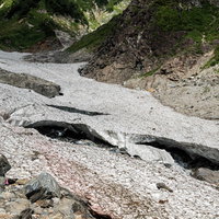 不帰キレットから望む白馬大雪渓と岩稜の夏山風景の写真