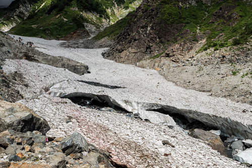 不帰キレットから望む白馬大雪渓と岩稜の夏山風景