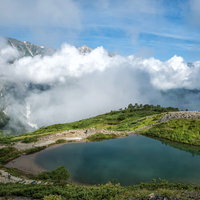 夏の八方池と不帰キレットの登山風景の写真