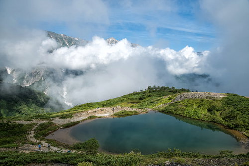 夏の八方池と不帰キレットの登山風景