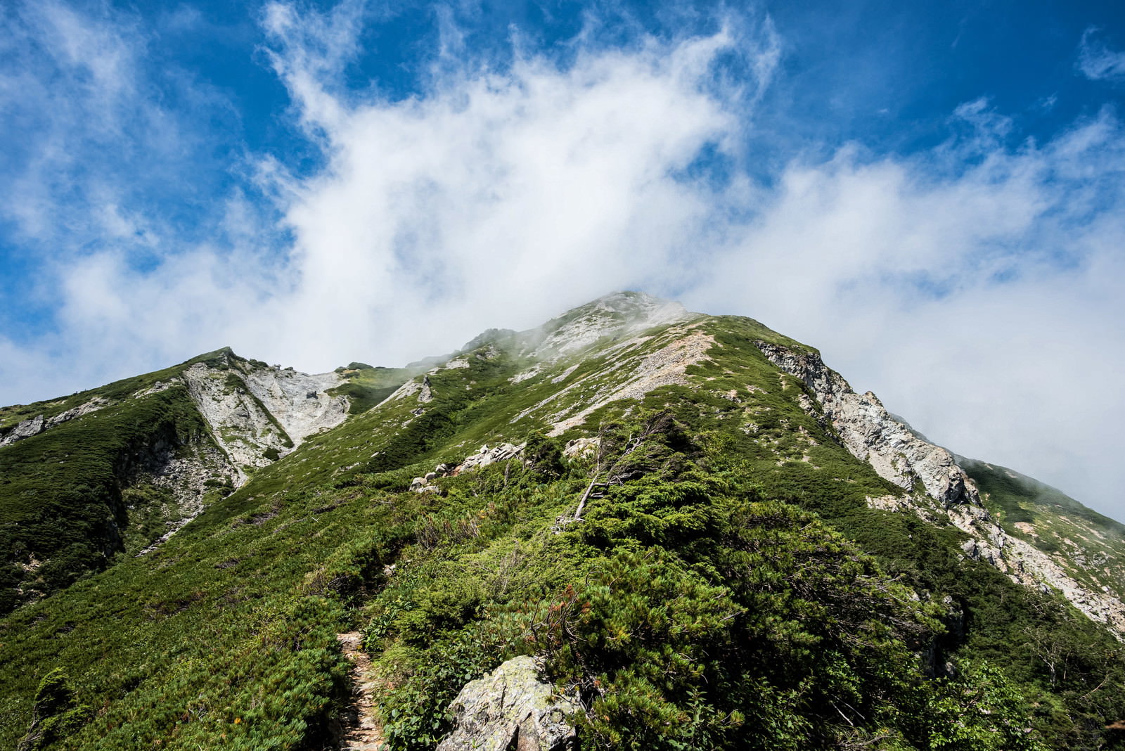 不帰キレットの急峻な天狗の大下りを撮影した山岳風景