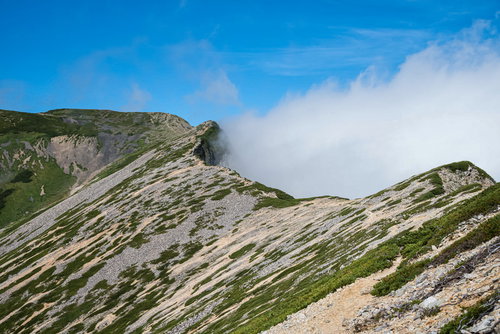 不帰キレット経由で広がる天狗背稜の稜線風景