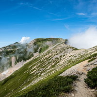 不帰キレット、天狗背稜の広い稜線と岩稜帯の写真