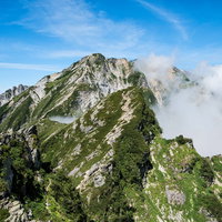 不帰キレットの荒々しい1峰と天狗の大下りの写真